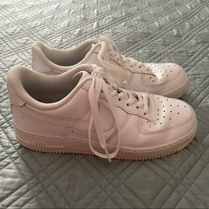 NIKE AIR FORCE 1 CLASSIC LOW- CUT DESIGN 8.5 WOMENS SNEAKERS STYLE 315115-112